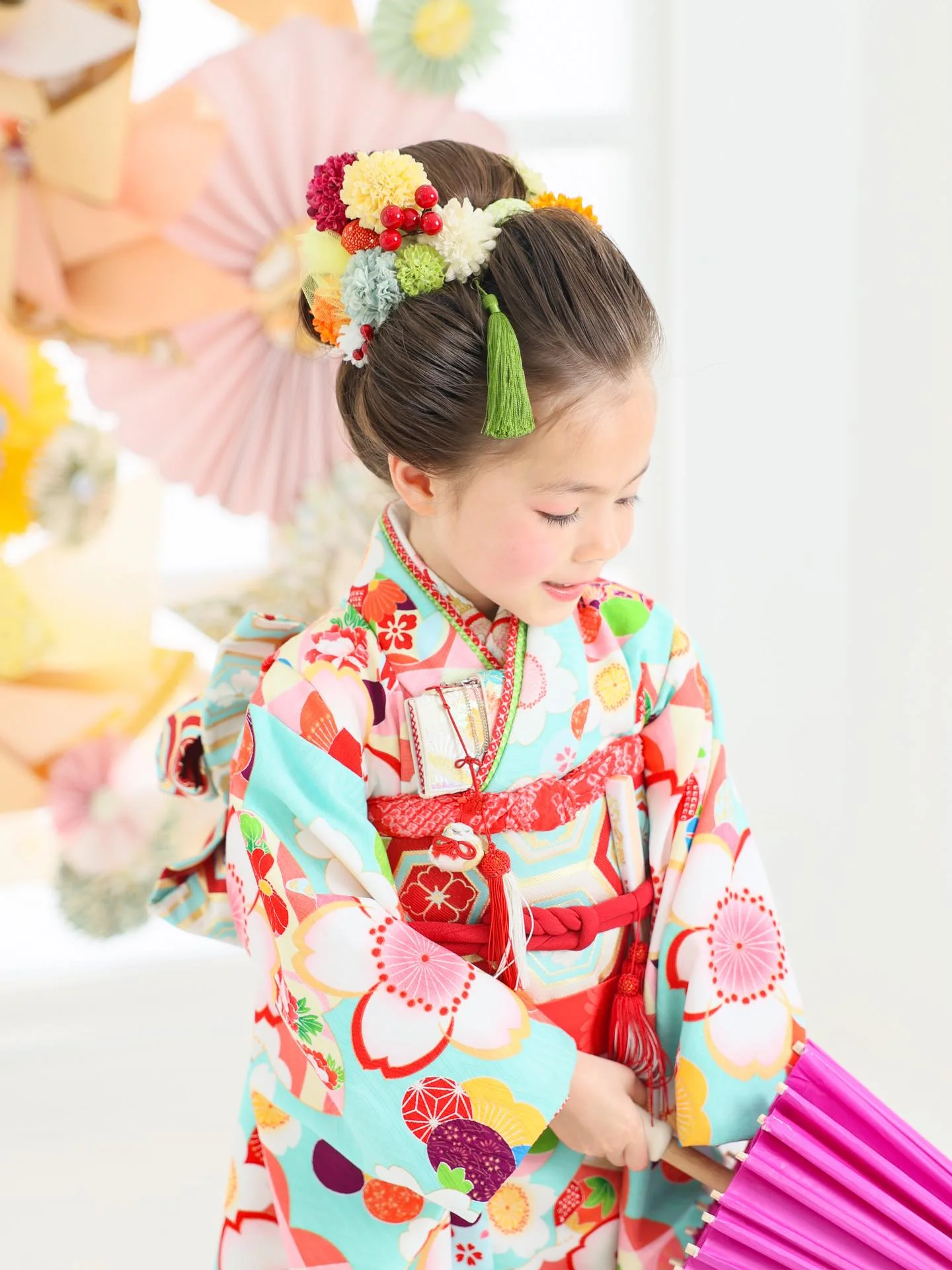 和傘を持った七五三の女の子